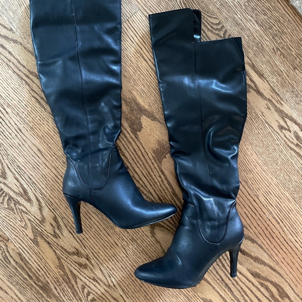 Knee high leather boots - size 7
